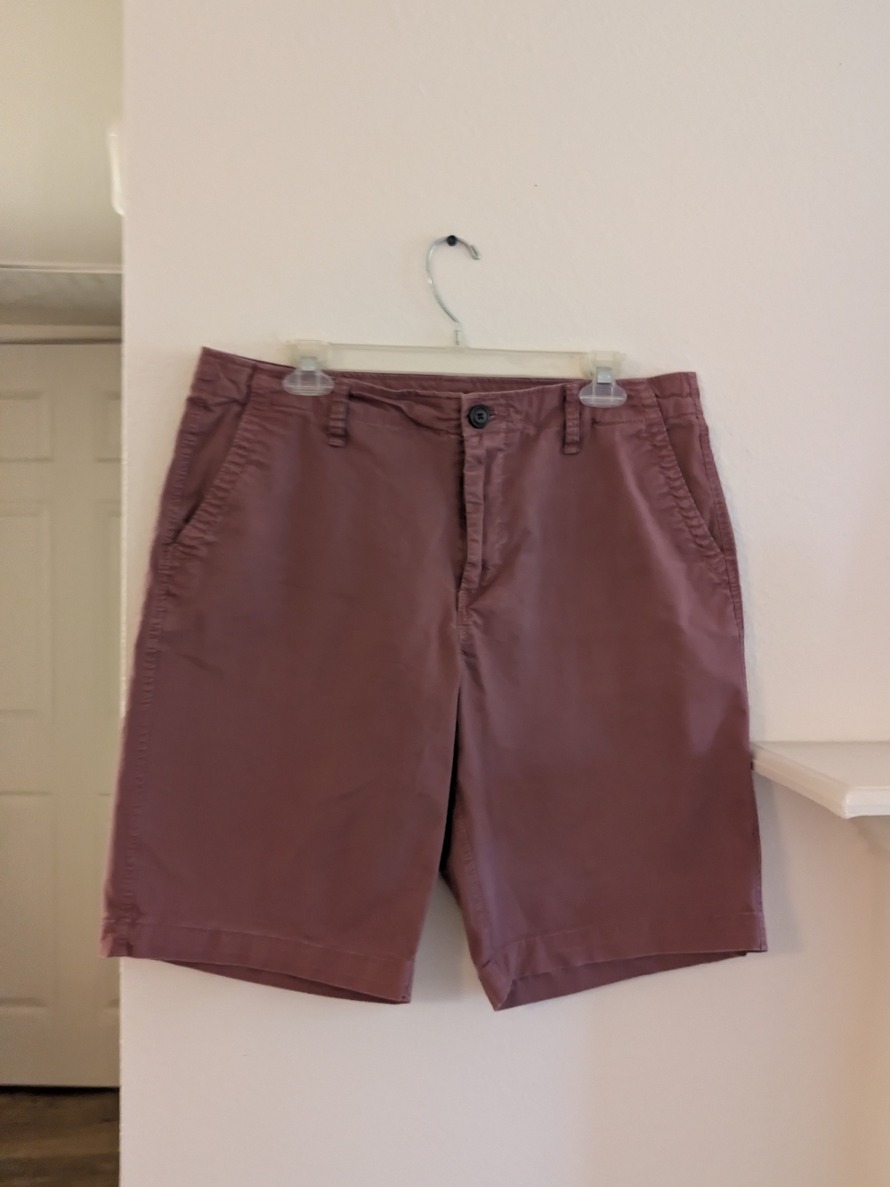 Aeropostale Men's Flat Front Shorts in Mauve